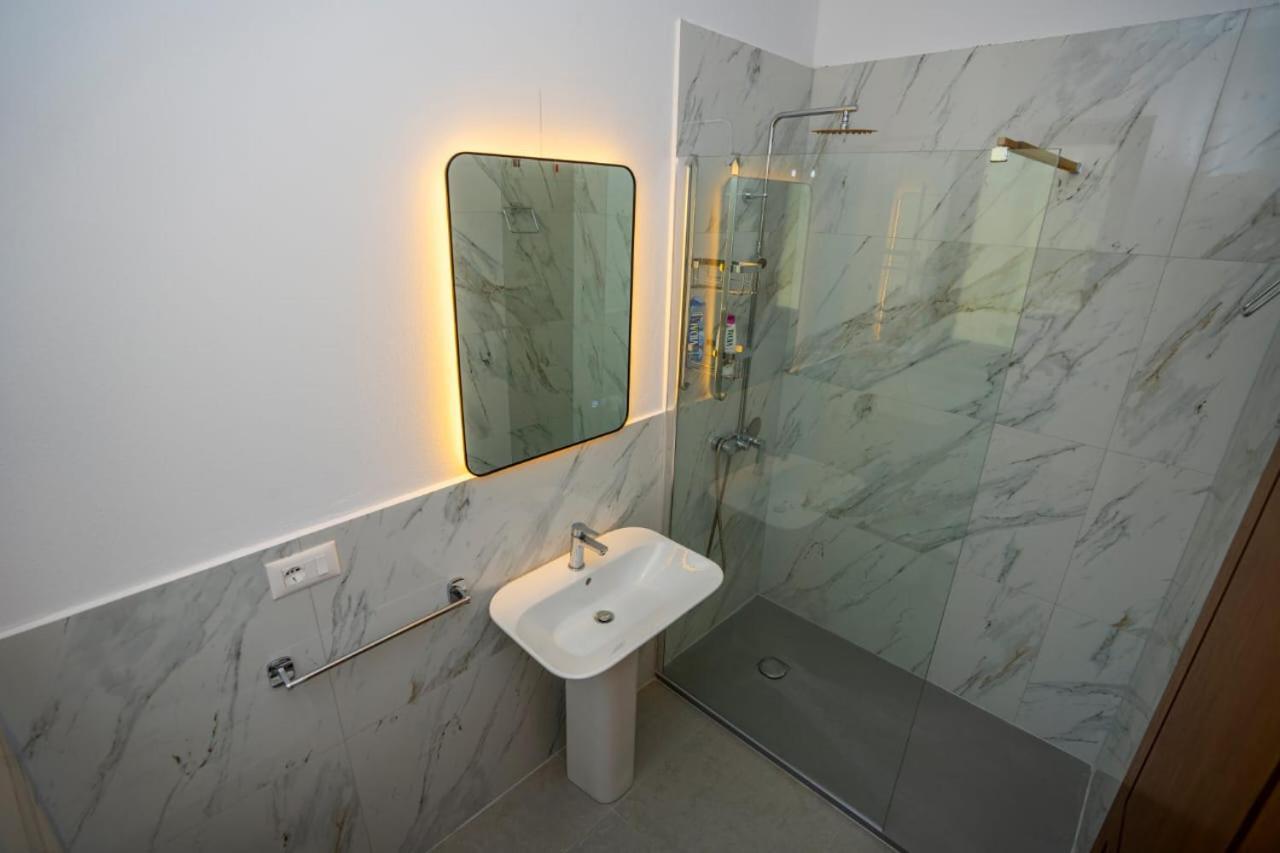 Veni I Gjyshit Hotel Nderlysaj